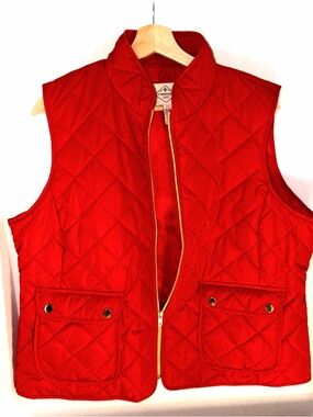 Red Quilted Sleeveless Vest with Gold Zipper. Quilted, stylish, cozy W P XL $20